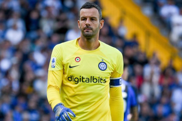 Inter Milan, the Italian Serie A club, have confirmed goalkeeper Samir Handanovic as their captain. Officially leaving the team On Wednesday, July 12, the past After the contract of the News expired in June last year and can not agree on a new contract. Resulting in having to stop guarding the pole with the python army that has been around for 11 years and become a free agent player Slovenian defenseman Who turns 39 on Friday 14 July, has made 455 appearances since moving from Udinese in the summer of 2012 and has kept 166 clean sheets, winning the Gale title. Cho Serie A , two Coppa Italia and two Italian Super Cups with the Nerazzurri , all trophies in the last three years. Meanwhile, Inter are set to sell Andre Onana to Manchester United, forcing them to sign two new goalkeepers, the first of which is expected to be 21-year-old goalkeeper Anatoly Trubin. of Shakhtar Donetsk, a team in the Ukrainian league, and the other is expected to be an experienced goalkeeper By being linked with Hugo Lloris, the Tottenham Hotspur goalkeeper, or Yann Sommer from Bayern Munich. Giuseppe Meazza also announced the signing of German defender Yann Orel Bissec from Danish side Aarhus . Officially with a price of 7 million euros, or about 273 million baht, with the referee signing a long-term football contract for 5 years or until the end of June 2028. The 22-year-old, who is 196cm tall and is of Cameroonian descent, is the second signing of the summer after France forward Marcus Thuram. who moved to the team as an independent player After the contract with Borussia Monchengladbach In the German Bundesliga league, the player has signed a contract with the Nerazzurri for 5 years as well.